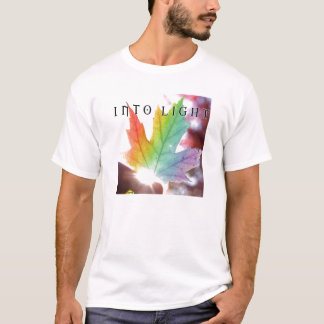 In i den ljusa T-tröja T-shirt
