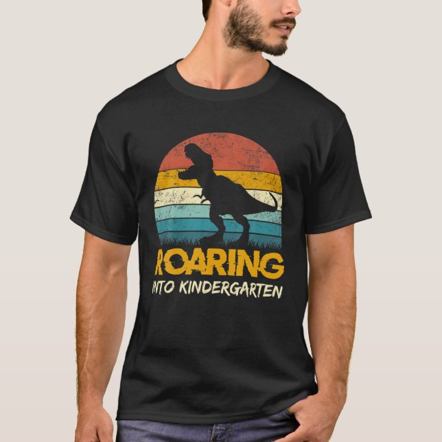 In i Kindergarten Dinosaur 1:a dagen tillbaka till T Shirt (Framsida)