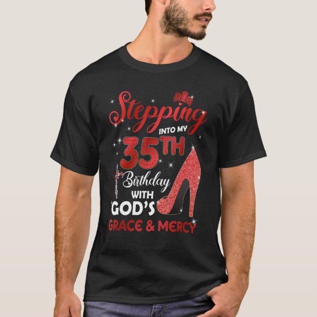 In i min 35e Birthday med GODS Grace & M T Shirt (Framsida)