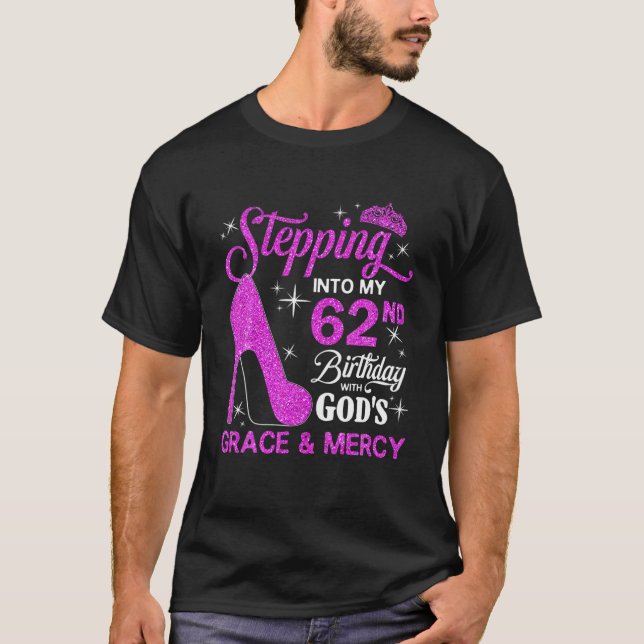 In i min 62:a födelsedag med Guds nåd och T Shirt (Framsida)