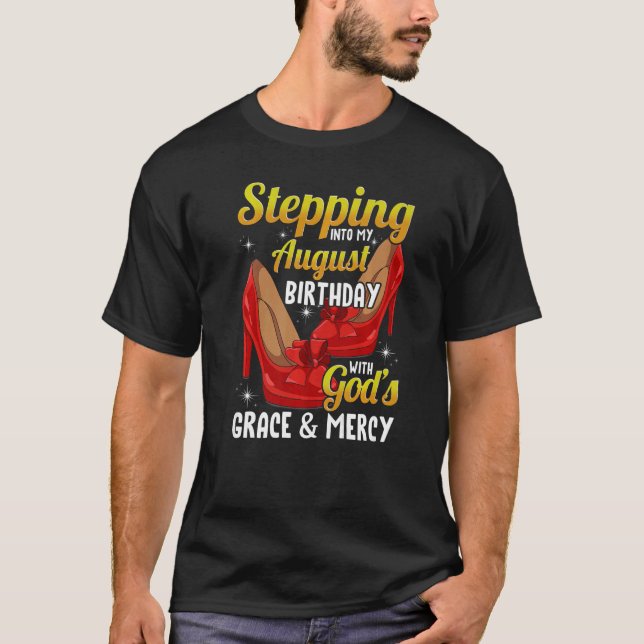 In i min August Birthday med Guds Grace T Shirt (Framsida)