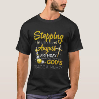 In i min August Birthday med Guds Grace T Shirt