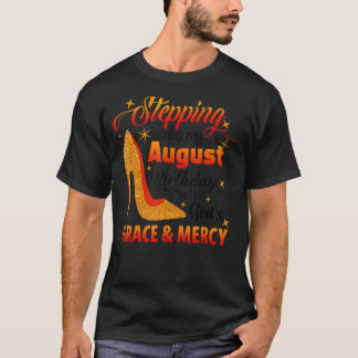 In i min August Birthday med Guds Grace T Shirt