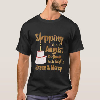 In i min August Birthday med Guds Grace T Shirt