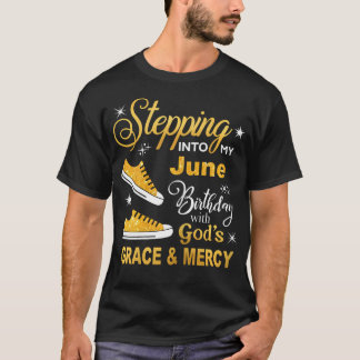 In i min nybörjarfödelsedag med gudars Grace och T Shirt