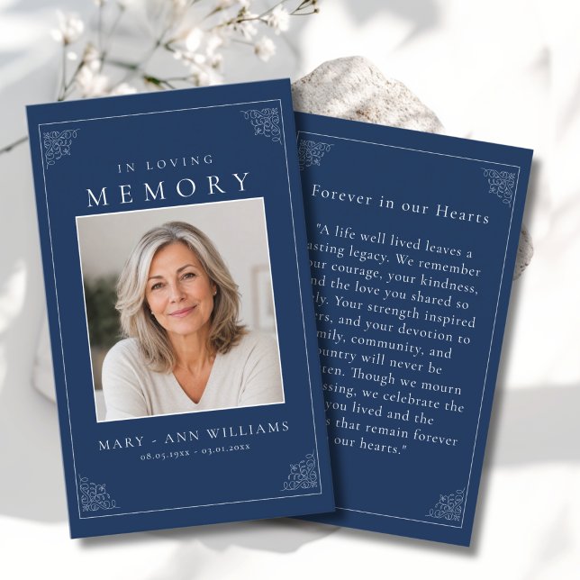 "In loving Memory" Elegant Blå Foto Bönkort Visitkort ("In loving Memory" Elegant Elegant Blue White Photo Border and Corner Flourishes Prayer Card. )
