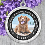 In Loving Memory Hund loss Photo Pet Memorial Silverpläterat Halsband<br><div class="desc">Ät din bästa vän med en anpassningsbar fotominneshals. Det här unika husminnesmärket är den perfekt som du själv, familjen eller vänner får för att betala hyllningen till din kära. Vi hoppas att ditt hund minnesmärke kommer att ge dig fred, glädje och lycklig minnen. Citat "In Loving Memory". Anpassa med favoritfoton...</div>