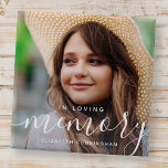 In Loving Memory Memorial Modern Elegant Photo Knapp<br><div class="desc">Den här enkla och klassiska designen består av serif och kursiv typografi och lägger till ett foto av anpassningsbarna.</div>