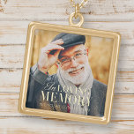 In Loving Memory Modern Elegant Photo Memorial Guldpläterat Halsband<br><div class="desc">Den här enkla och moderna designen består av serif och kursiv typografi och lägger till ett foto av anpassningsbarna.</div>