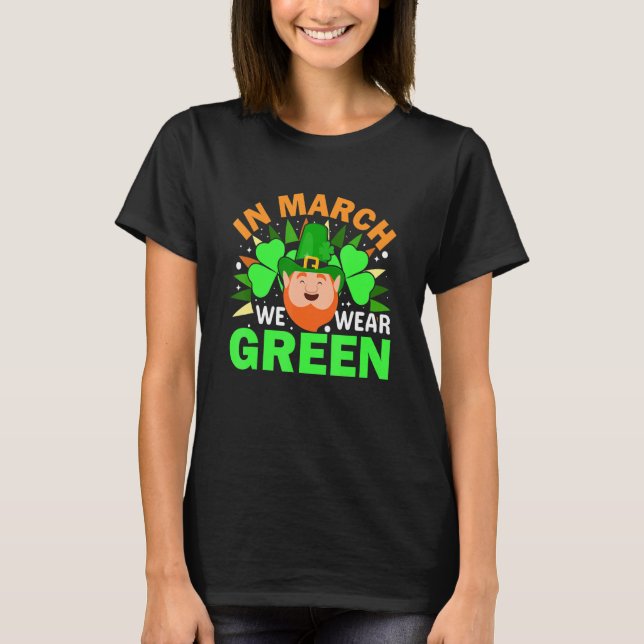 In March We Wear Green Funny Leprechaun St. Patric T Shirt (Framsida)