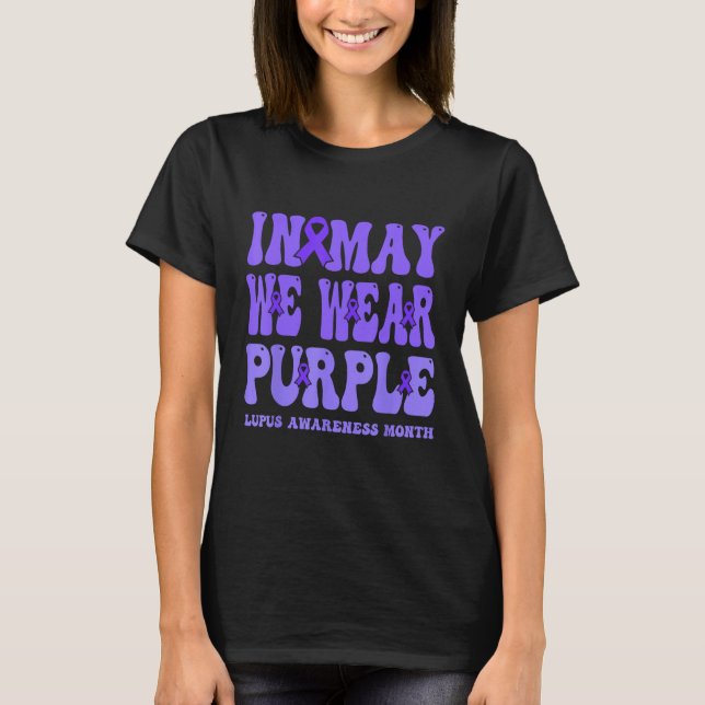 in may we wear purple lupus awareness month groovy t shirt (Framsida)