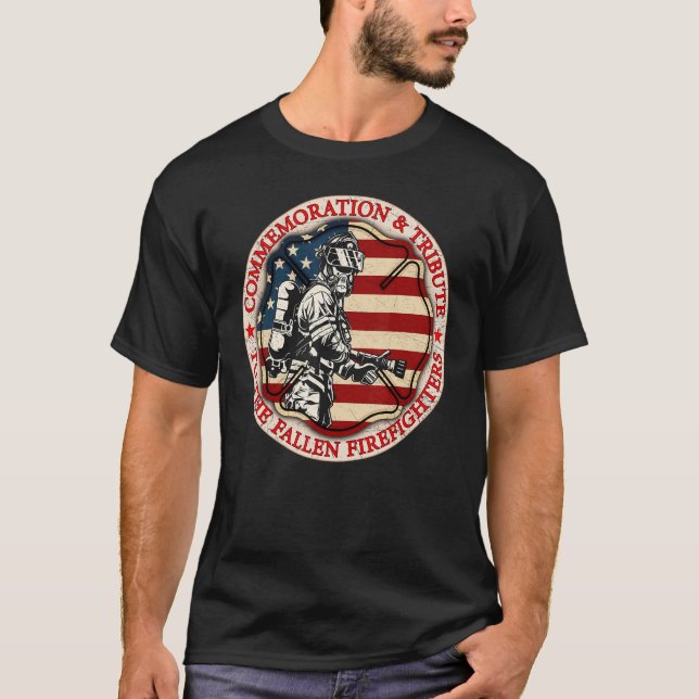 In Memory And Honor Of Firefighters Remembering Th T Shirt (Framsida)