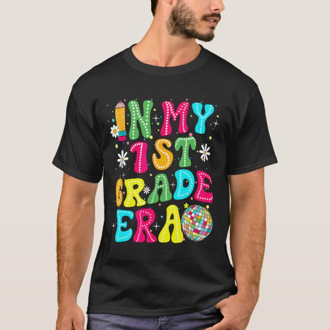 In My 1st Grade Era Girl Back To School First Grad T Shirt (Framsida)