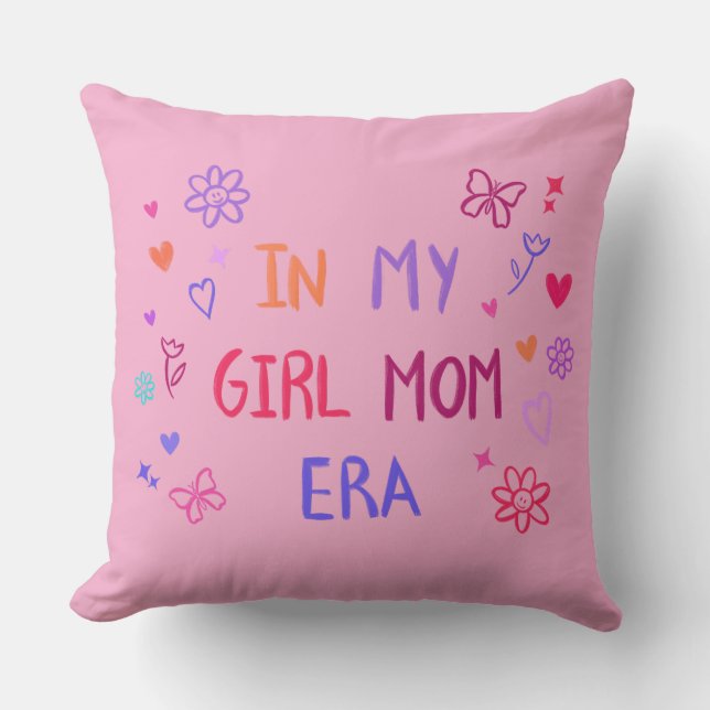  in my girl mom era CRAYON  Kudde (Framsida)