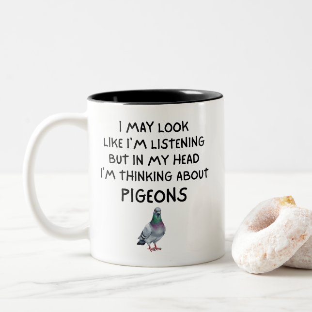 In My Head I'm Thinking About Pigeons Funny Pigeon Mugg (Med munk)