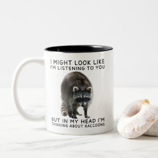 In My Head I'm Thinking About Raccoons Funny Två-Tonad Mugg