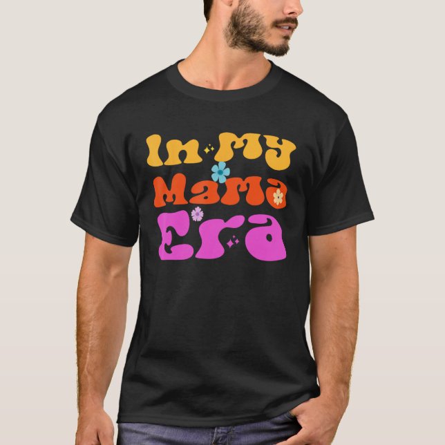 In My Mama Era Retro Groovy Wavy T Shirt (Framsida)