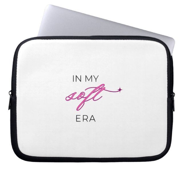 In My Soft Era - Aesthetic Laptop Sleeve (Framsidan)