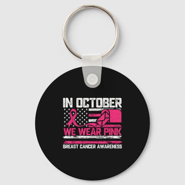 In October We Wear Nk Stal Worker Breast Cancer  Nyckelring (Framsida)