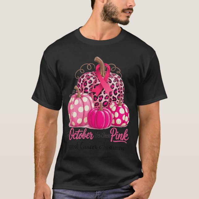 in October We Wear Pink Breast Cancer Pumpkin Fall T Shirt (Framsida)