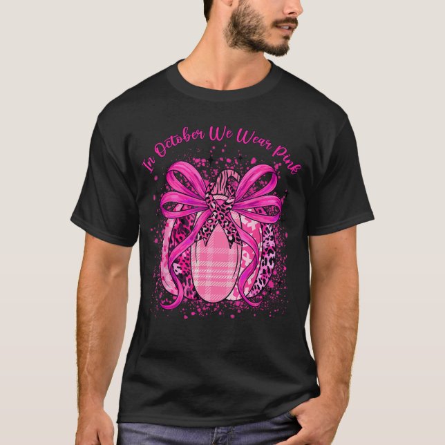 in October We Wear Pink Breast Cancer Pumpkin Ribb T Shirt (Framsida)