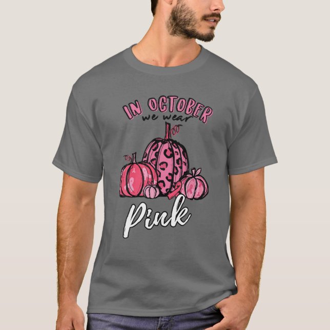 In October We Wear Pink Pumpkin Halloween Gifts Fo T Shirt (Framsida)