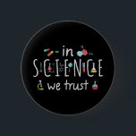 In Science we trust Knapp<br><div class="desc">In Science we trust. A perfect match for every scientist,  science student,  science teacher and science lover. Great Gift idea for men,  women,  teens and kids.</div>