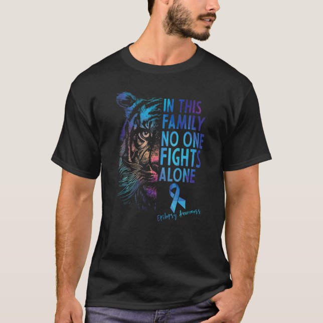 In This Family No Fights Alone Epilepsy Awareness T Shirt (Framsida)