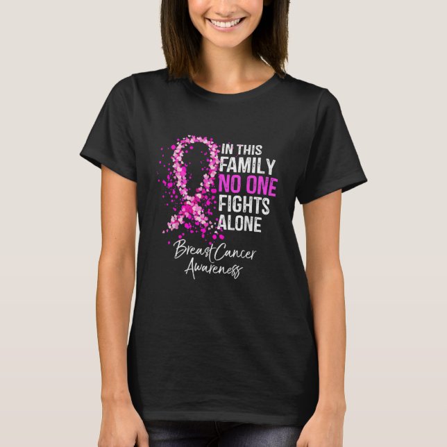 In This Family No One Fight Alone Breast Cancer T Shirt (Framsida)