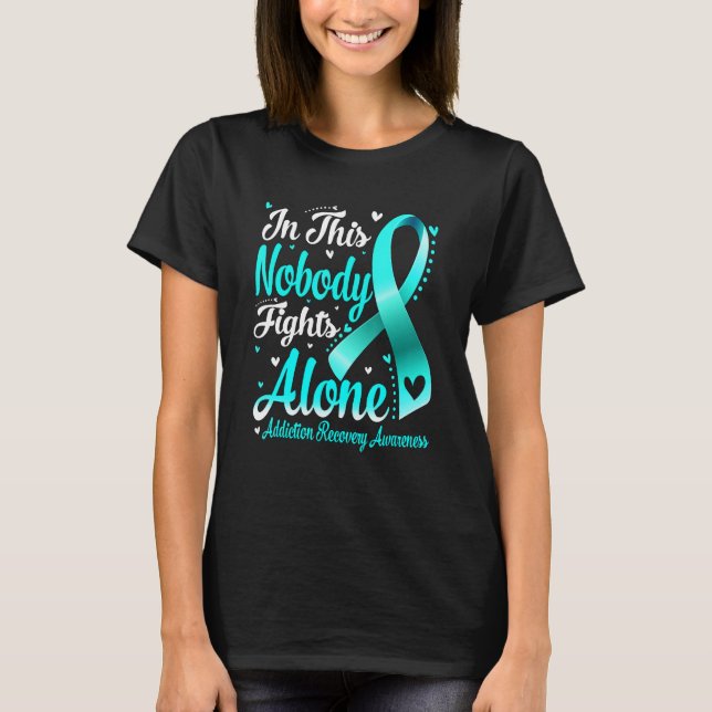 In This Family Nobody Fight Alone Addiction Recove T Shirt (Framsida)