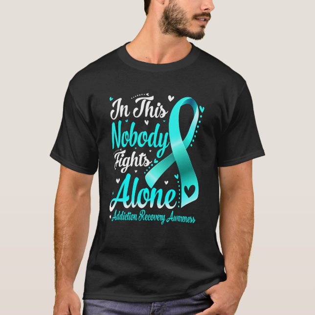 In This Family Nobody Fight Alone Addiction Recove T Shirt (Framsida)