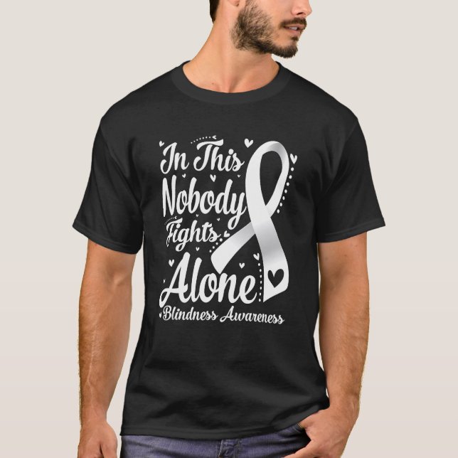In This Family Nobody Fight Alone Blindness Awaren T Shirt (Framsida)