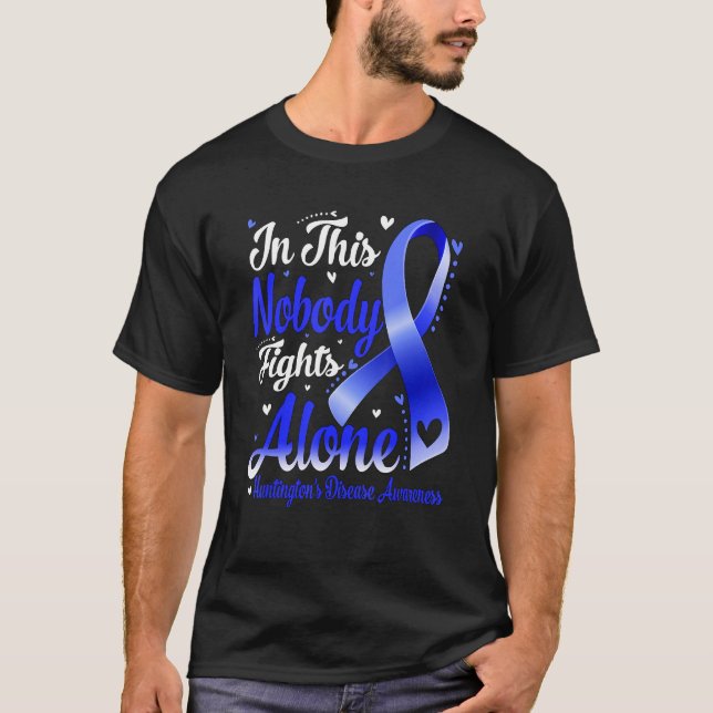 In This Family Nobody Fight Alone Huntington's Dis T Shirt (Framsida)
