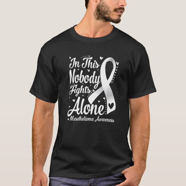 In This Family Nobody Fight Alone Mesothelioma Awa T Shirt (Framsida)
