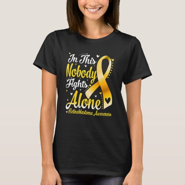 In This Family Nobody Fight Alone Retinoblastoma A T Shirt (Framsida)