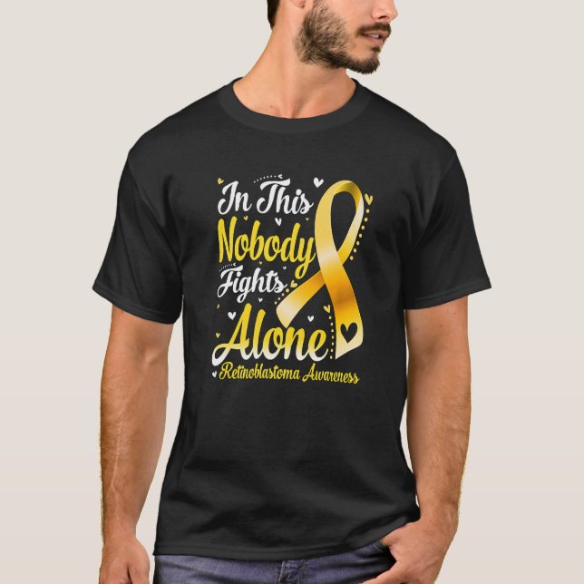 In This Family Nobody Fight Alone Retinoblastoma A T Shirt (Framsida)