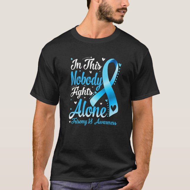 In This Family Nobody Fight Alone Trisomy 18 Aware T Shirt (Framsida)