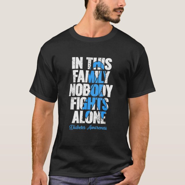 In This Family Nobody Fights Alone Diabetes Awaren T Shirt (Framsida)