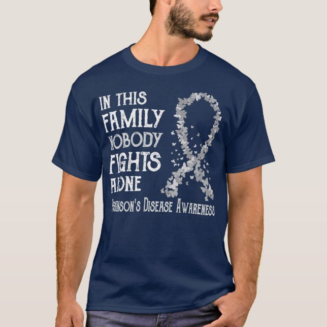 In This Family Nobody Fights Alone Parkinsons T Shirt (Framsida)