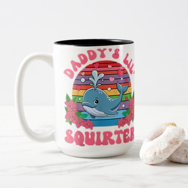 Inappropriate Funny Daddy's Lil Squirter Embarrass Två-Tonad Mugg (Med munk)