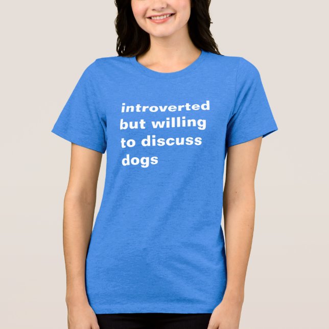 inåtvänd men villig att diskutera hundar t-shirt (Framsida)