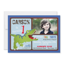 Inbjudan för födelsedag för grön T-Rex Dinosaur