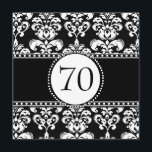 Inbjudan för födelsedag för svart vitdamast 70th<br><div class="desc">Inbjudningar för födelsedagen för den svartvita damastast anpassadeeleganten färgar 70th med svart brytning. Skräddarsy med ditt använda för information "skräddarsy den" alternativ. Lyxigt damastast mönster och design för dina födelsedaginbjudningar</div>