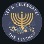 Inbjudan - kuvert Seal Menorah | Hanuakkah Runt Klistermärke<br><div class="desc">Den här paketstämpeln för festinbjudan har modern blocktypografi,  en roligt blommigt bouquet och vattenfärgsmenorah. Anpassa texten och/eller bakgrunden till färg. Om du vill anpassa den marina blå bakgrunden färg väljer du att anpassa verktyg och väljer något av dina alternativ.</div>