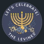 Inbjudan - kuvert Seal Menorah | Hanuakkah Runt Klistermärke<br><div class="desc">Den här paketstämpeln för festinbjudan har modern blocktypografi, en roligt blommigt bouquet och vattenfärgsmenorah. Anpassa texten och/eller bakgrunden till färg. Om du vill anpassa den marina blå bakgrunden färg väljer du att anpassa verktyg och väljer något av dina alternativ.</div>