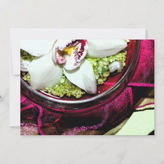 Inbjudan med blomsterarrangemang på omslaget
