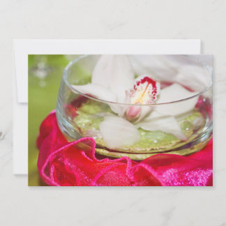 Inbjudan med blomsterarrangemang på omslaget