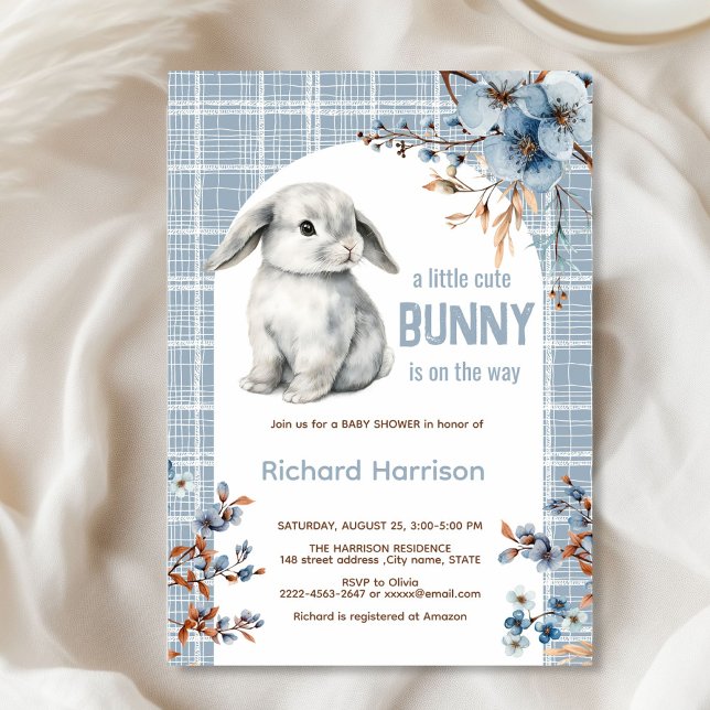 Inbjudan om liten babydusch i Rustic-skogen (Cute Bunny Baby Shower Invitation Boy | Blue Floral Spring Rabbit Theme)