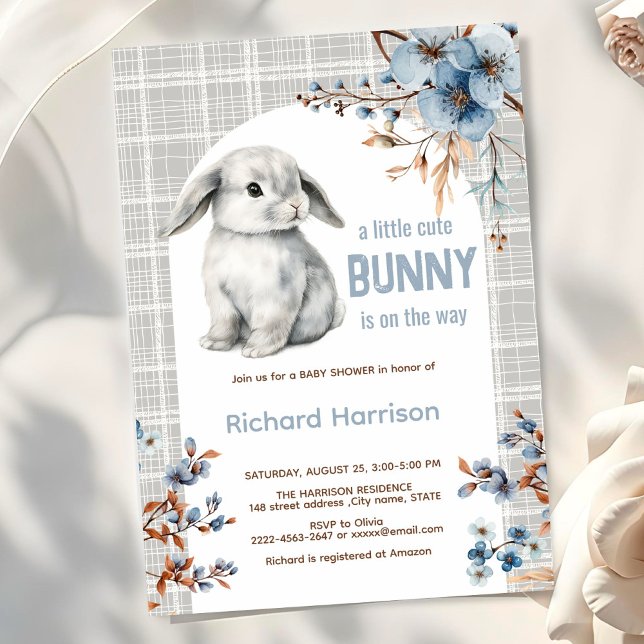 Inbjudan om liten babydusch i Rustic-skogen (Cute Bunny Baby Shower Invitation Boy | Blue Floral Spring Rabbit Theme)