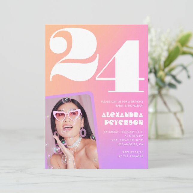 Inbjudan till 24-årsfest med rosa gradient Retrofo (Stående Fram)